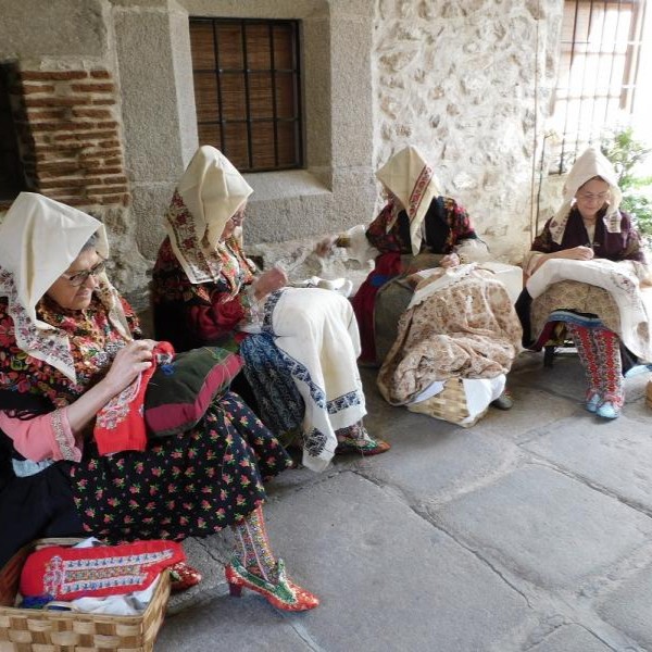 Visítanos Lagarteranas cosiendo Museo Marcial Moreno Pascual Lagartera